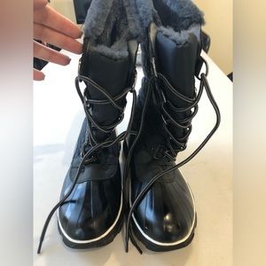 NWOT JBU Quilted lace-up duck boot
